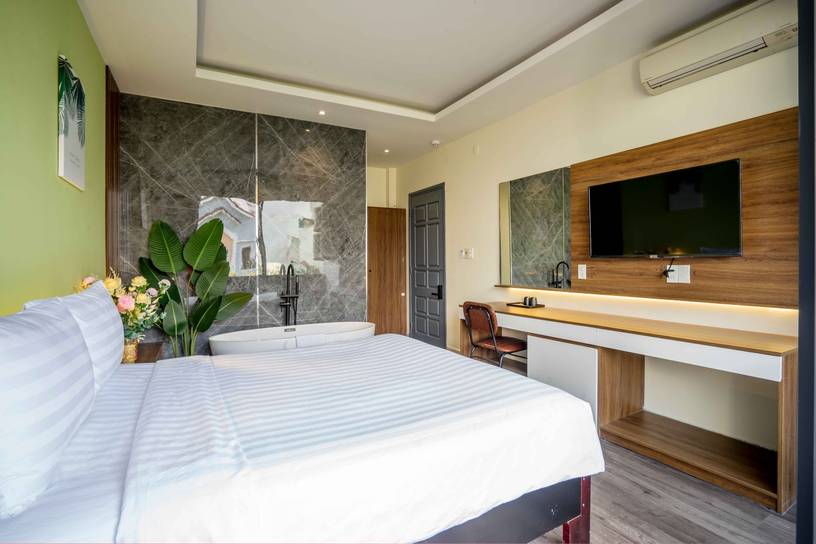 Lá hotel tân bình